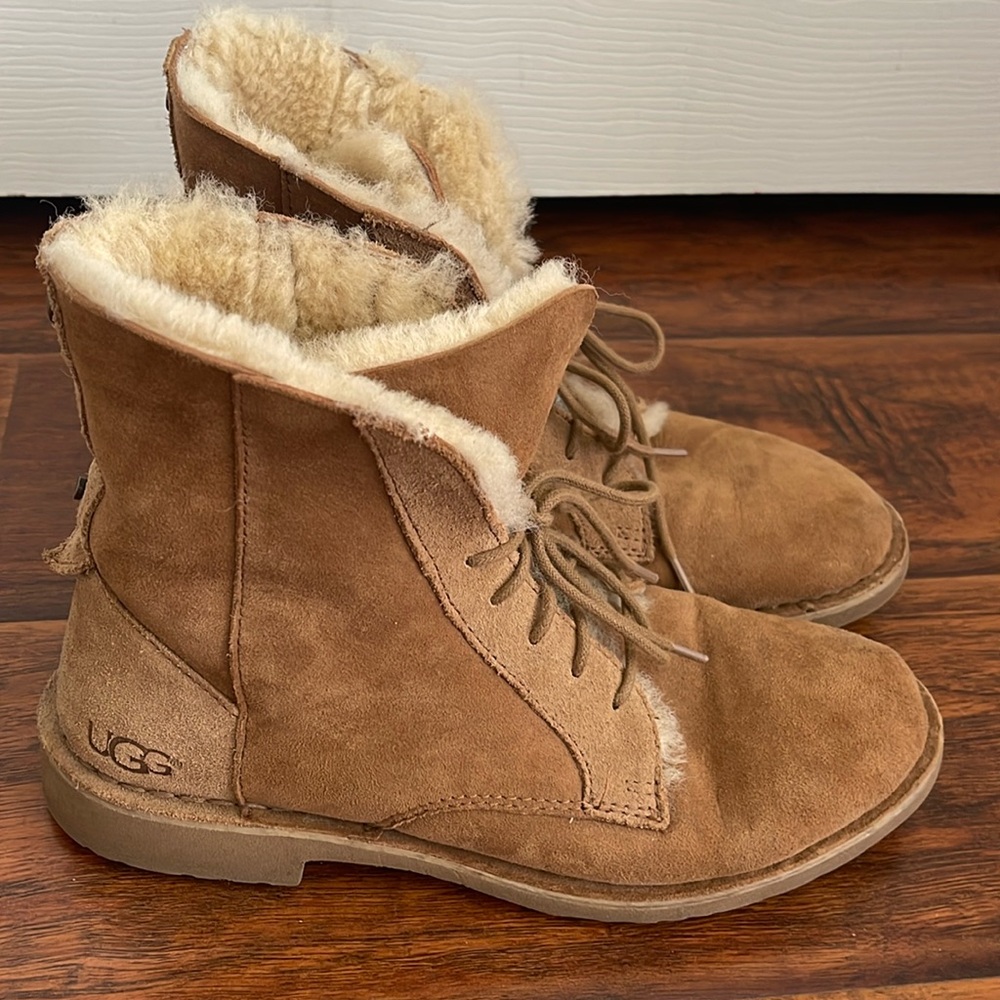 UGG boots - womens size 8 
Women's Quincy Leather and Sheepskin Lace Up Boots